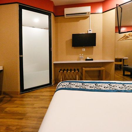 Golden Roof Hotel, Seri Iskandar Esterno foto