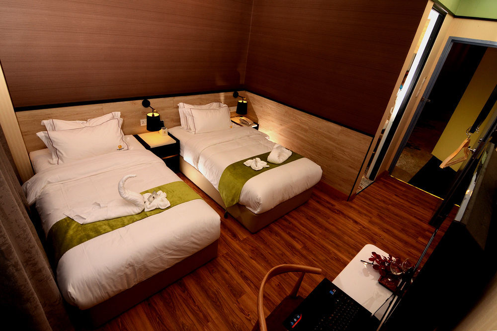 Golden Roof Hotel, Seri Iskandar Esterno foto